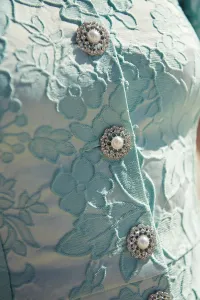 Vestido brocado aguamarina con mangas abullonadas y botones joya