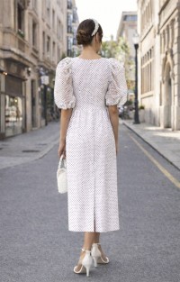Vestido midi en plumetti blanco para mama de comunion o novia civil
