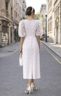 Vestido midi en plumetti blanco para mama de comunion o novia civil