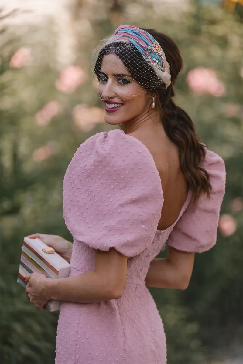 Vestido de fiesta de plumetti rosa palo con mangas abullonadas y
