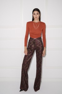 pantalon palazzo plisado estampado metalizado