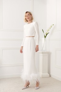 Falda recta con plumas en crepe blanco para novia