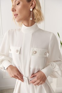 Mono crepe blanco joya cuello subido