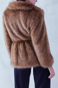 abrigo de pelo marron con solapa y cuello para invierno