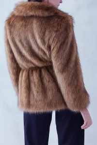abrigo de pelo marron con solapa y cuello para invierno