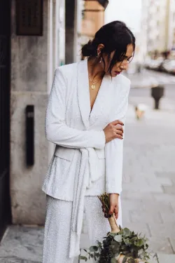 Traje blanco de chaqueta y pantalón lentejuelas Alma