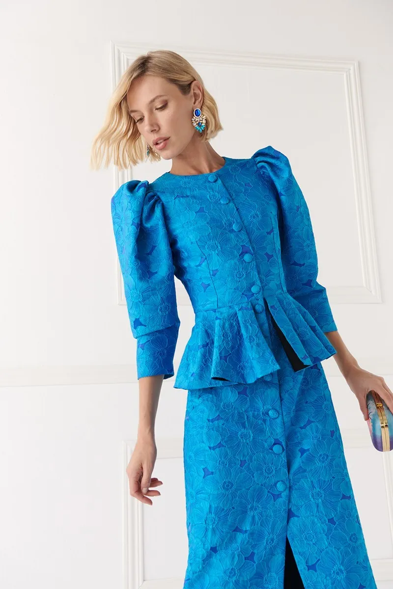 vestido brocado azul con peplum manga abullonada de invitada