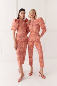 Mono estampadao denim coral con mangas abullonadas