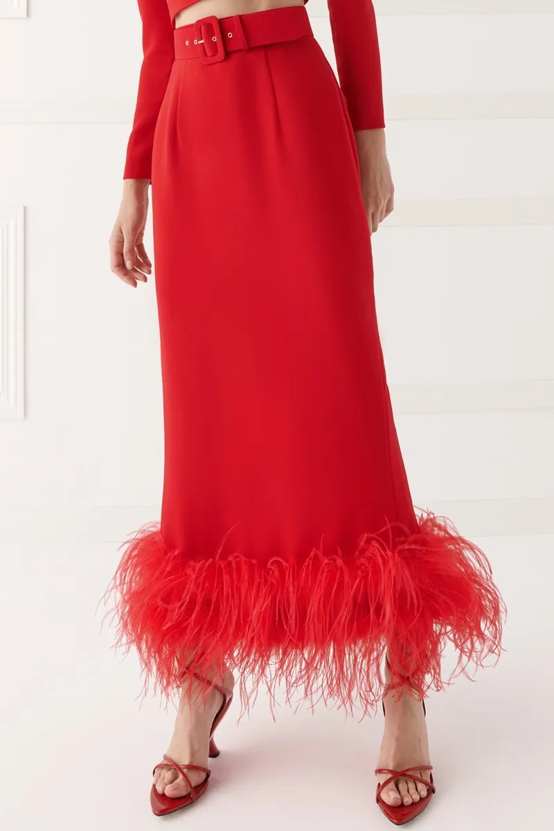 Falda recta falde plumas en crepe rojo