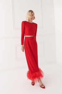 Falda recta falde plumas en crepe rojo