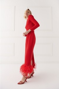 Falda recta falde plumas en crepe rojo