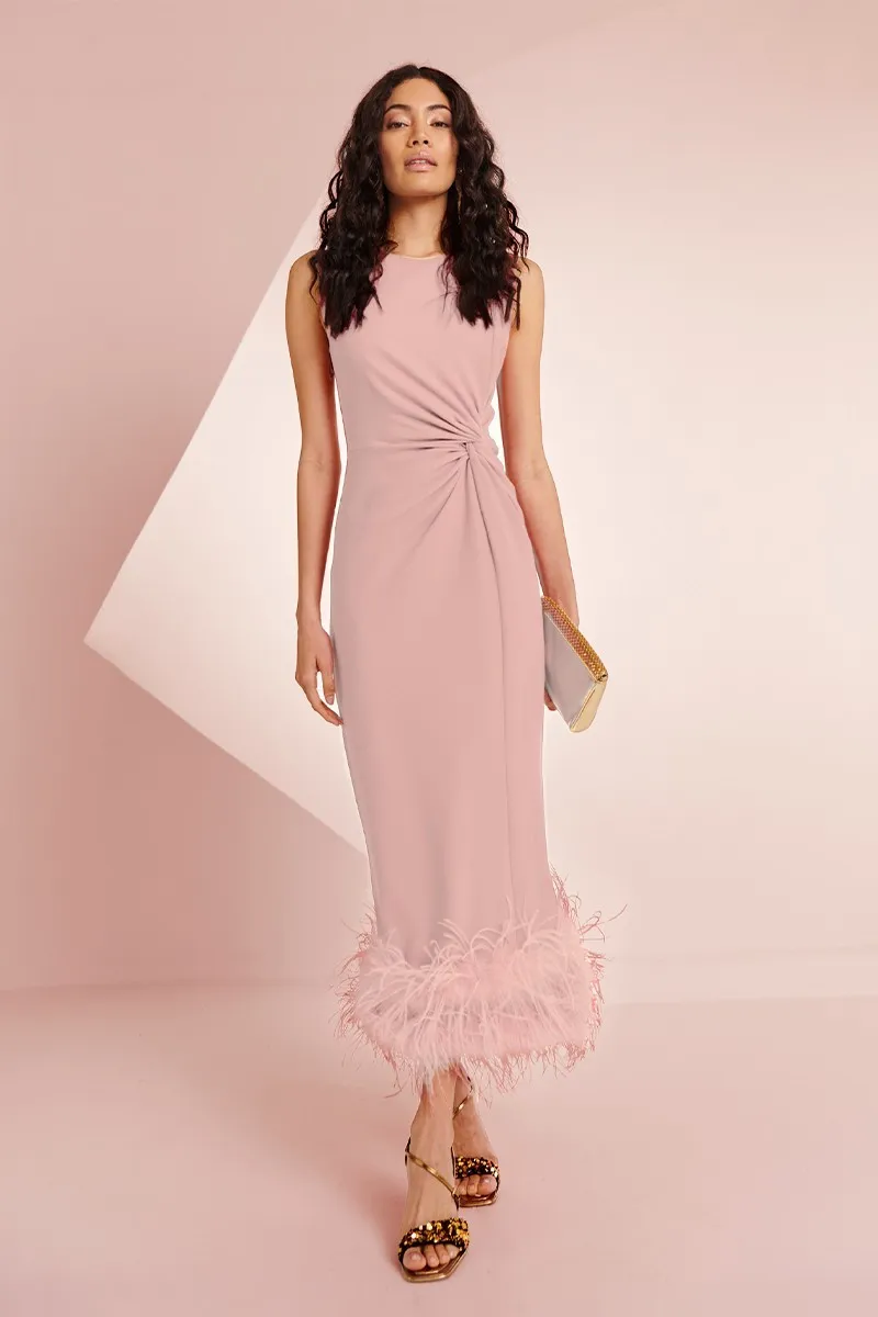 Vestido rosa midi drapeado con pluma Angelina