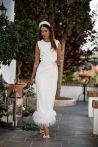 Vestido blanco midi fruncido en la cintura con pluma en el bajo