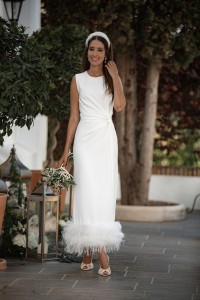 Vestido blanco midi fruncido en la cintura con pluma en el bajo
