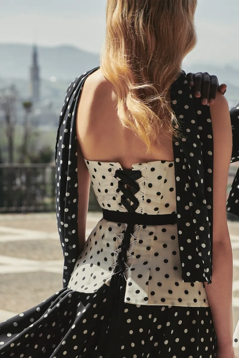 fular cuello de lunares blanco y negro para invitada a boda