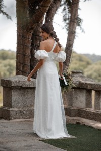 Vestido largo blanco de tul y plumetti sobre crepe blanco Céline