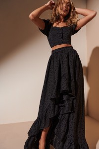 Conjunto de top y falda troquelado negro Giselle