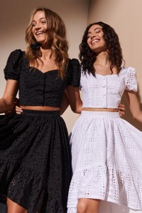 Conjunto de top y falda troquelado blanco Giselle