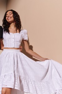 Conjunto de top y falda troquelado blanco Giselle