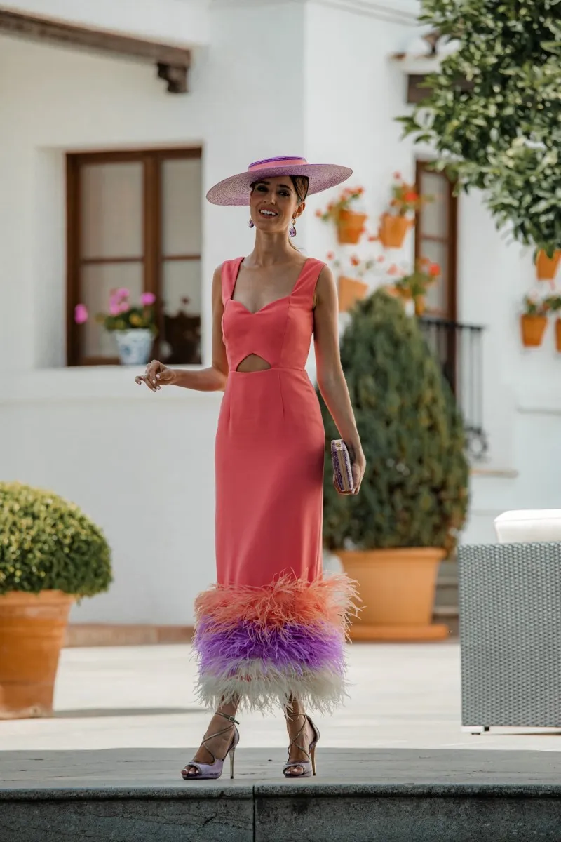 Vestido de fiesta corto en CREPE CORAL con plumas
