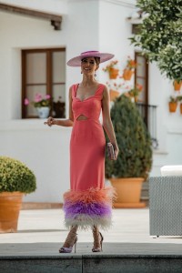 Vestido de fiesta corto en CREPE CORAL con plumas