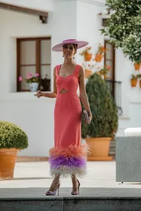 Vestido de fiesta corto en CREPE CORAL con plumas