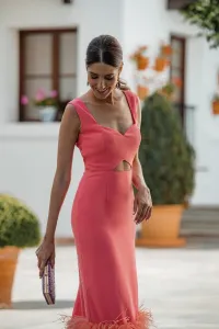 Vestido de fiesta corto en CREPE CORAL con plumas