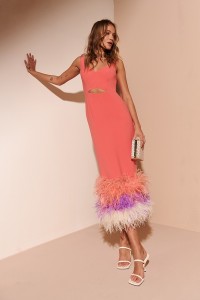 Vestido de fiesta corto en CREPE CORAL con plumas