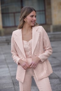 Top en tweed rosa con lentejuelas doradas con manga abullonada