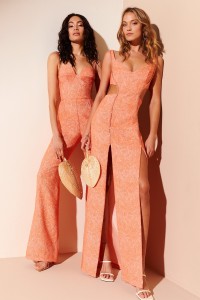 Vestido largo con pasamanería y aberturas brocado naranja Blake