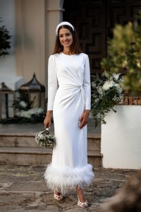 Vestido blanco midi fruncido en la cintura con pluma en el bajo