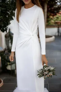Vestido blanco midi fruncido en la cintura con pluma en el bajo