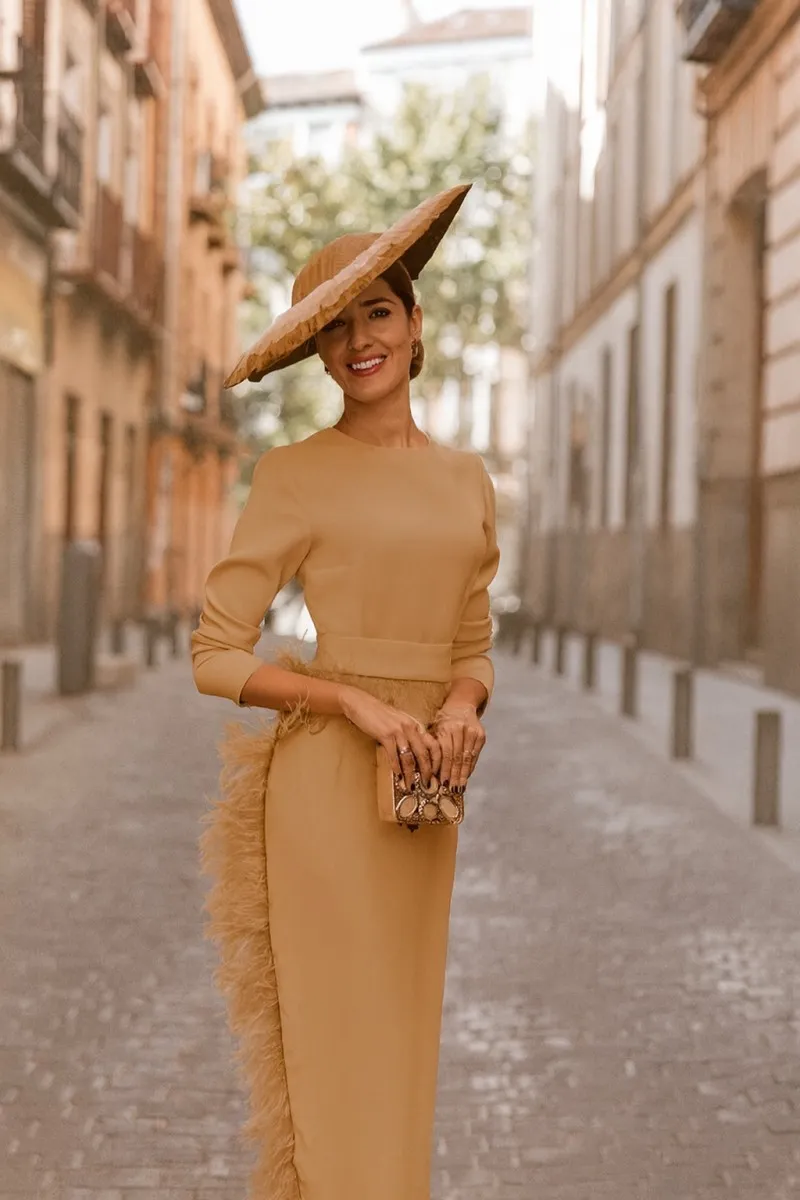 Vestido midi camel con manga larga y pluma en cintura y falda para