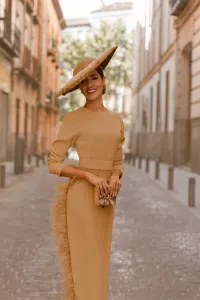 Vestido midi camel con manga larga y pluma en cintura y falda para
