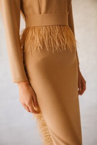 Vestido midi camel con manga larga y pluma en cintura y falda para