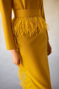 Vestido midi mostaza con manga larga y pluma en cintura y falda