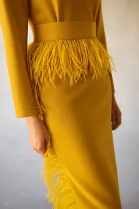 Vestido midi mostaza con manga larga y pluma en cintura y falda