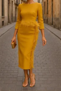 Vestido midi mostaza con manga larga y pluma en cintura y falda