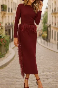Vestido midi burdeos con manga larga y pluma en cintura y falda