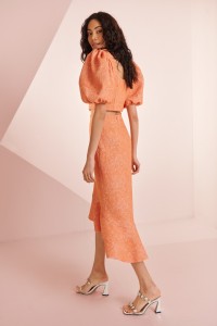 Falda con volante en brocado coral Mila