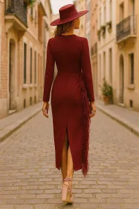 Vestido midi burdeos con manga larga y pluma en cintura y falda