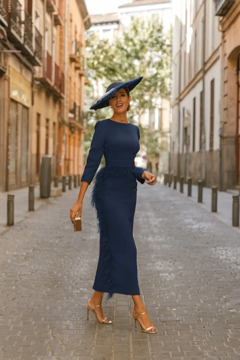 Vestido midi azul marino con manga larga y pluma en cintura y