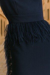 Vestido midi azul marino con manga larga y pluma en cintura y