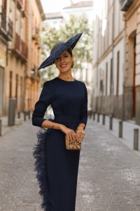 Vestido midi azul marino con manga larga y pluma en cintura y