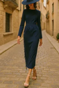 Vestido midi azul marino con manga larga y pluma en cintura y