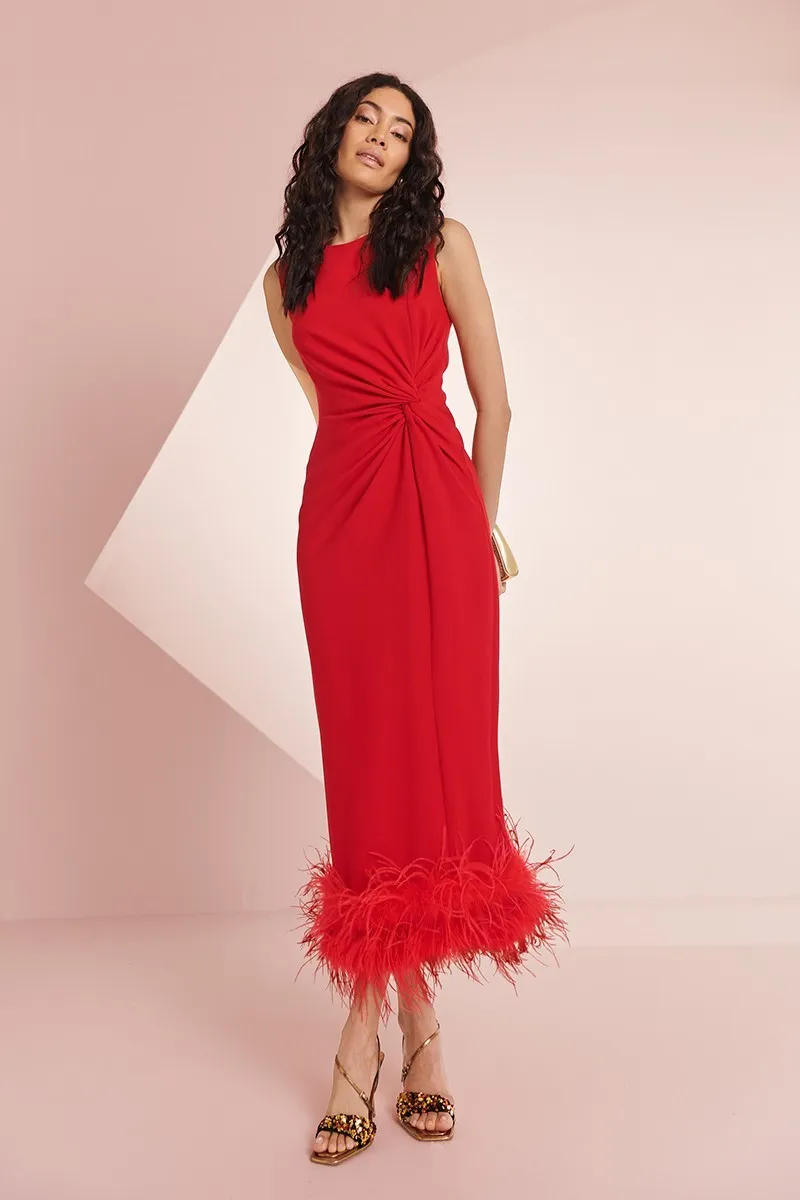Vestido rojo midi drapeado con pluma Angelina