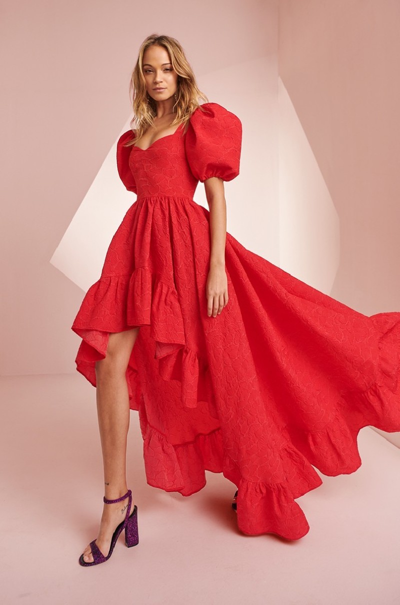 Vestido brocado rojo con volante y manga globo Scarlett