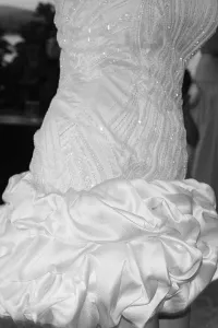 vestido corto de novia en pedreria con cuello escote halter