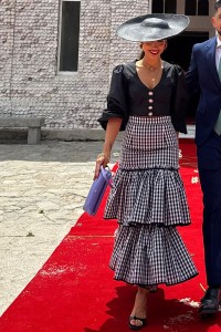 Falda midi cuadro vichy volantes blanco y negro