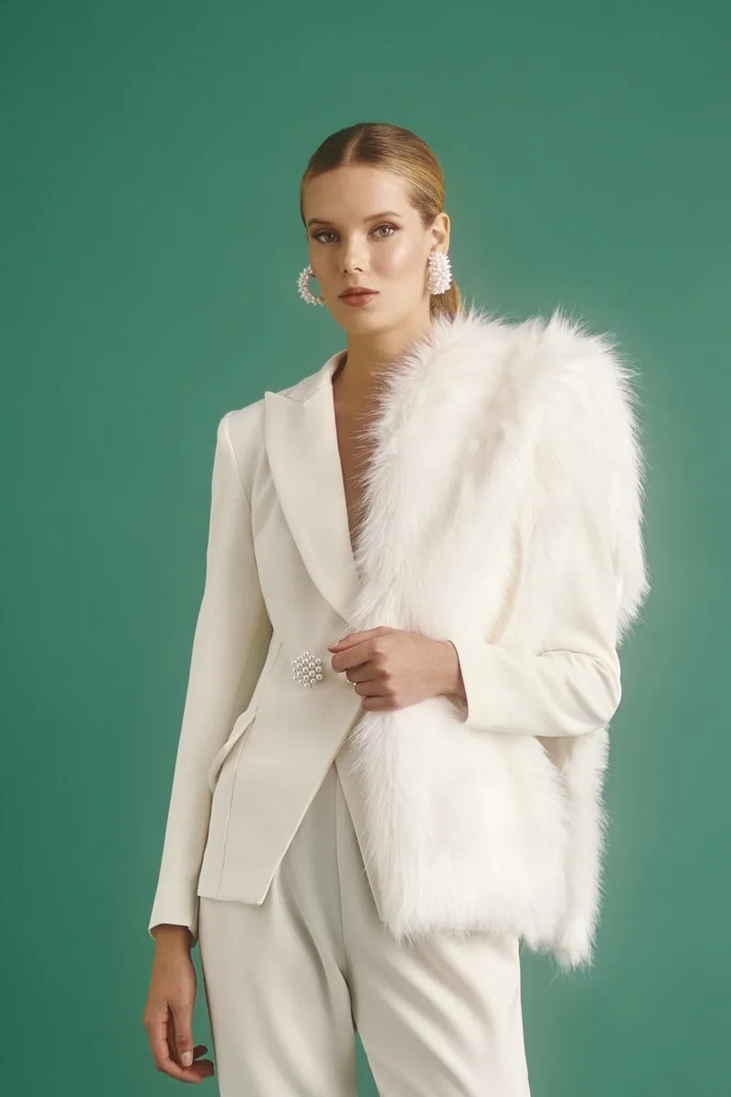 Estola de pelo blanco para boda civil